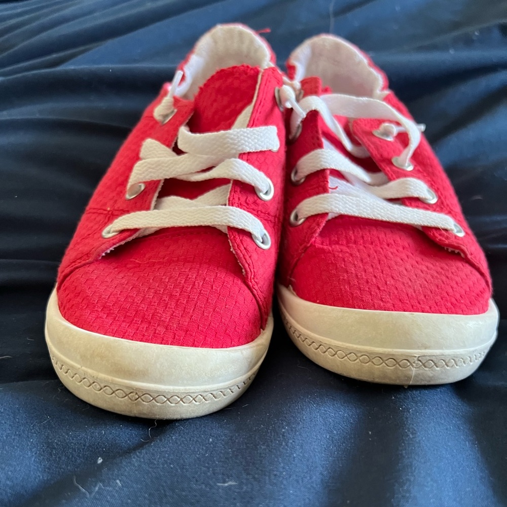 Time and Tru red shoes
